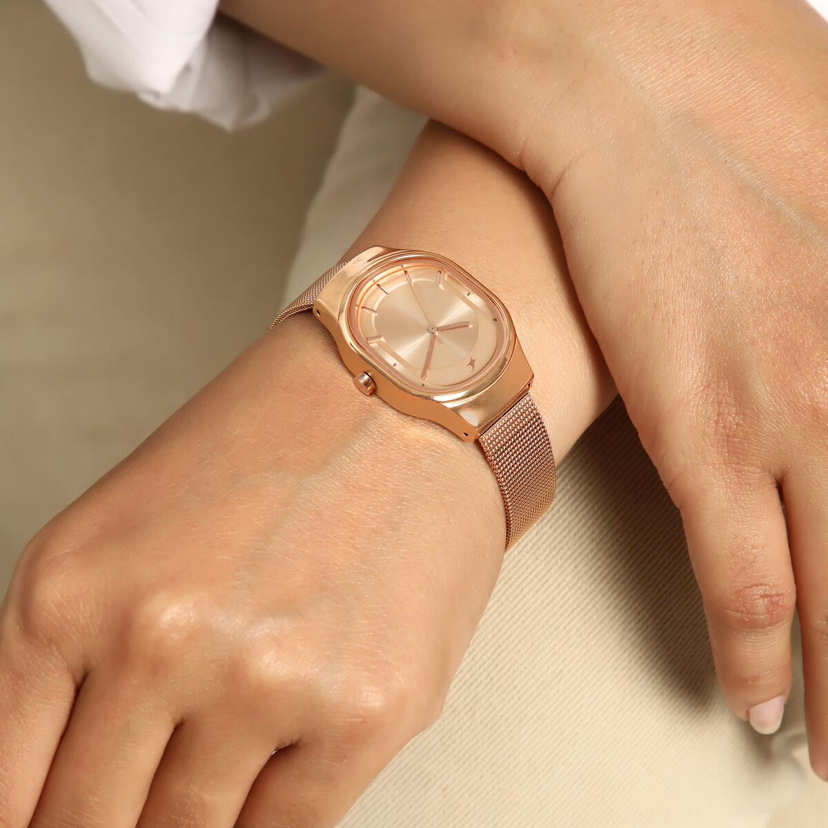 Fastrack Snob X Rose Gold Dial Stainless Steel Strap Watch for Girls 3