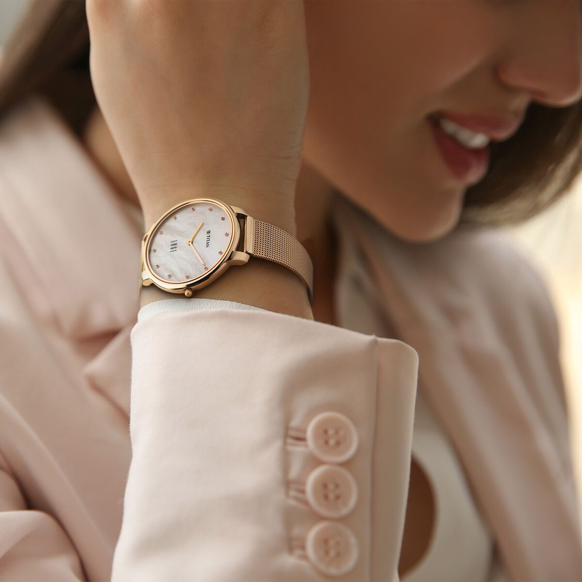 Titan Edge Metal Ladies Allure Quartz Analog Mother Of Pearl Round Dial Rose Gold Stainless Steel Strap Watch For Women 3